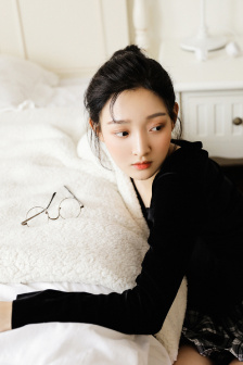 一边亲胸一边摸进内裤里